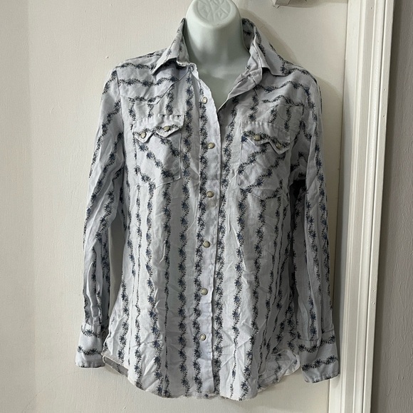 DC Tops - DC vintage women’s Blue Floral Shirt